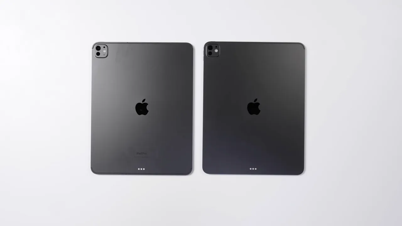 左为M4 iPad Pro,右为M5 iPad Pro,外观设计几乎完全一致,仅晶片升级成为主要差异。Wylsacom YouTube