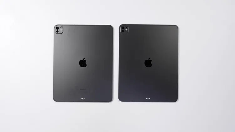 左為M4 iPad Pro，右為M5 iPad Pro，外觀設計幾乎完全一致，僅晶片升級成為主要差異。Wylsacom YouTube
