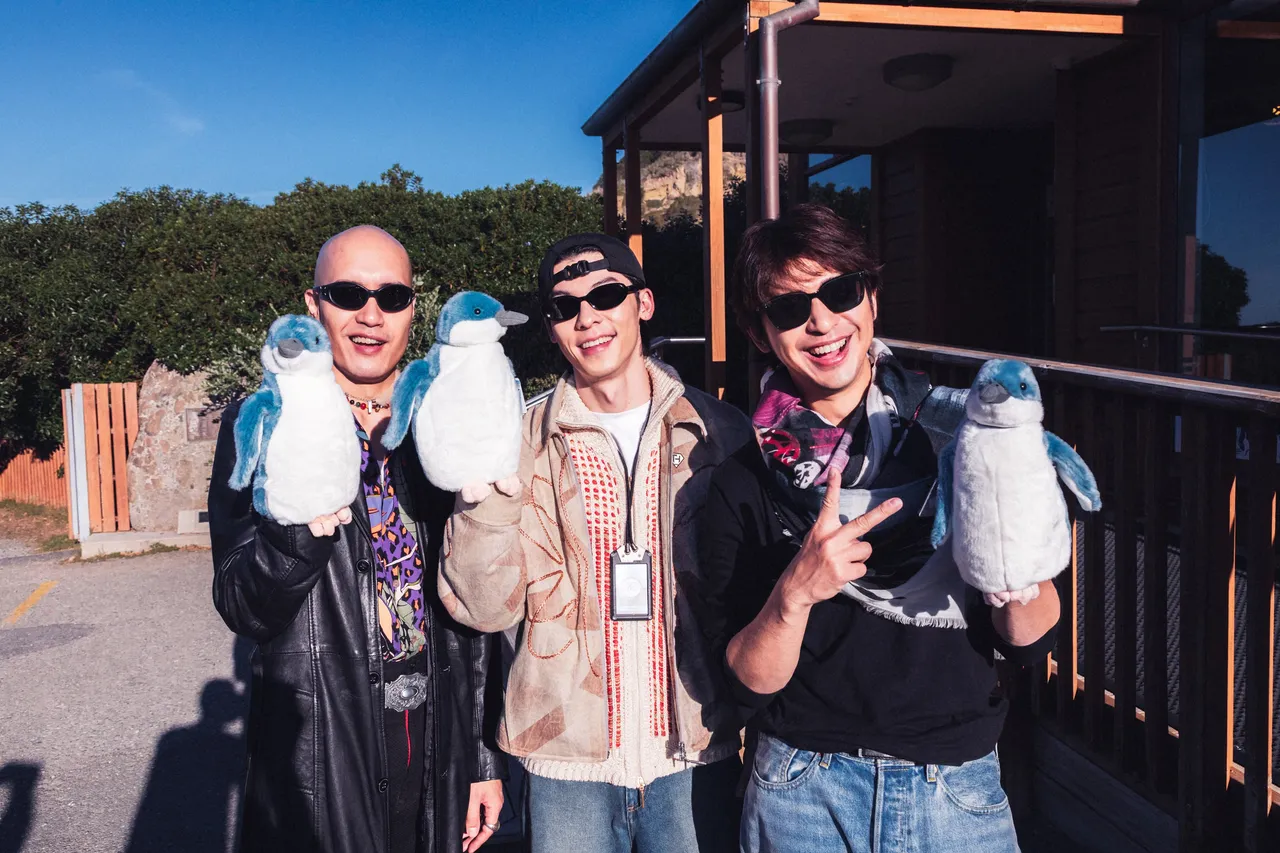 黄宣(左起)、许光汉与陈柏霖觉得纽西兰的小蓝企鹅很可爱。出去一下提供