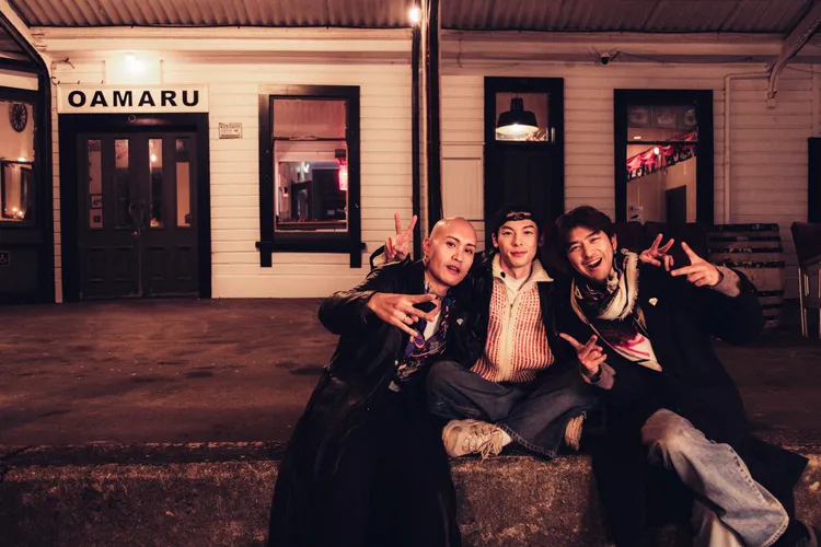 黃宣(左)、陳柏霖(右)在奧馬魯火車站與許光漢道別。出去一下提供