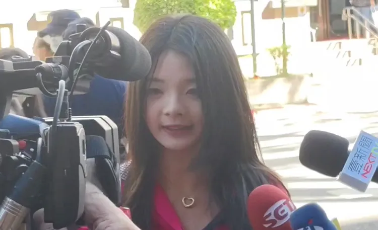 應佳妤透露，應曉薇稍早疑因奶奶癲癇發作趕往醫院，因此今日出庭可能會遲到。張欽攝