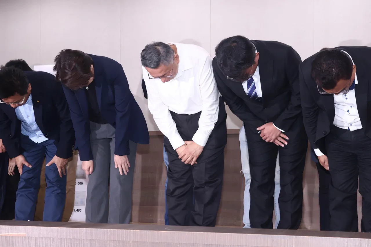 去年8月29日,柯文哲为澄清总统大选政治献金疑义,曾率民众党召开记者会鞠躬致歉。彭欣伟摄