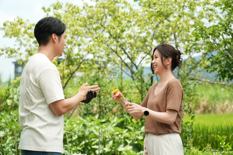 廖苡喬（右）在劇中與經營民宿的好友胡宇威訴苦。公視+提供