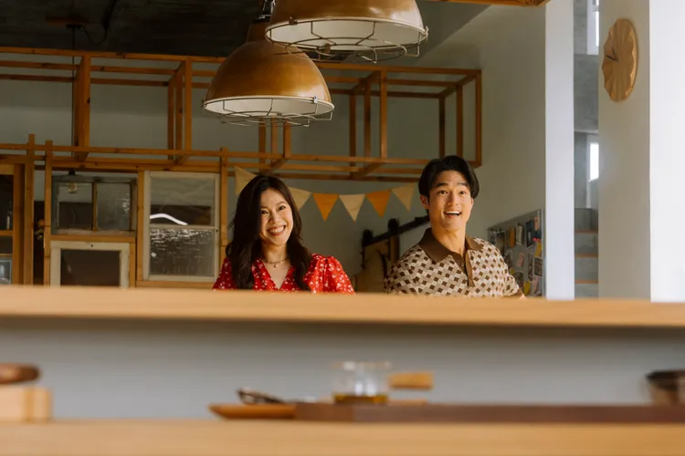 廖苡乔(左)和林骏尧演出新婚夫妻。公视+提供