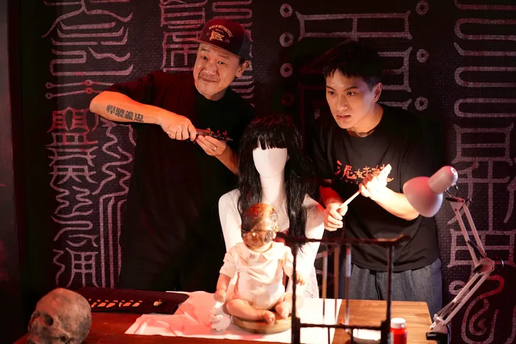 陳為民及李冠毅出席《泥娃娃》揭幕儀式。彭欣偉攝