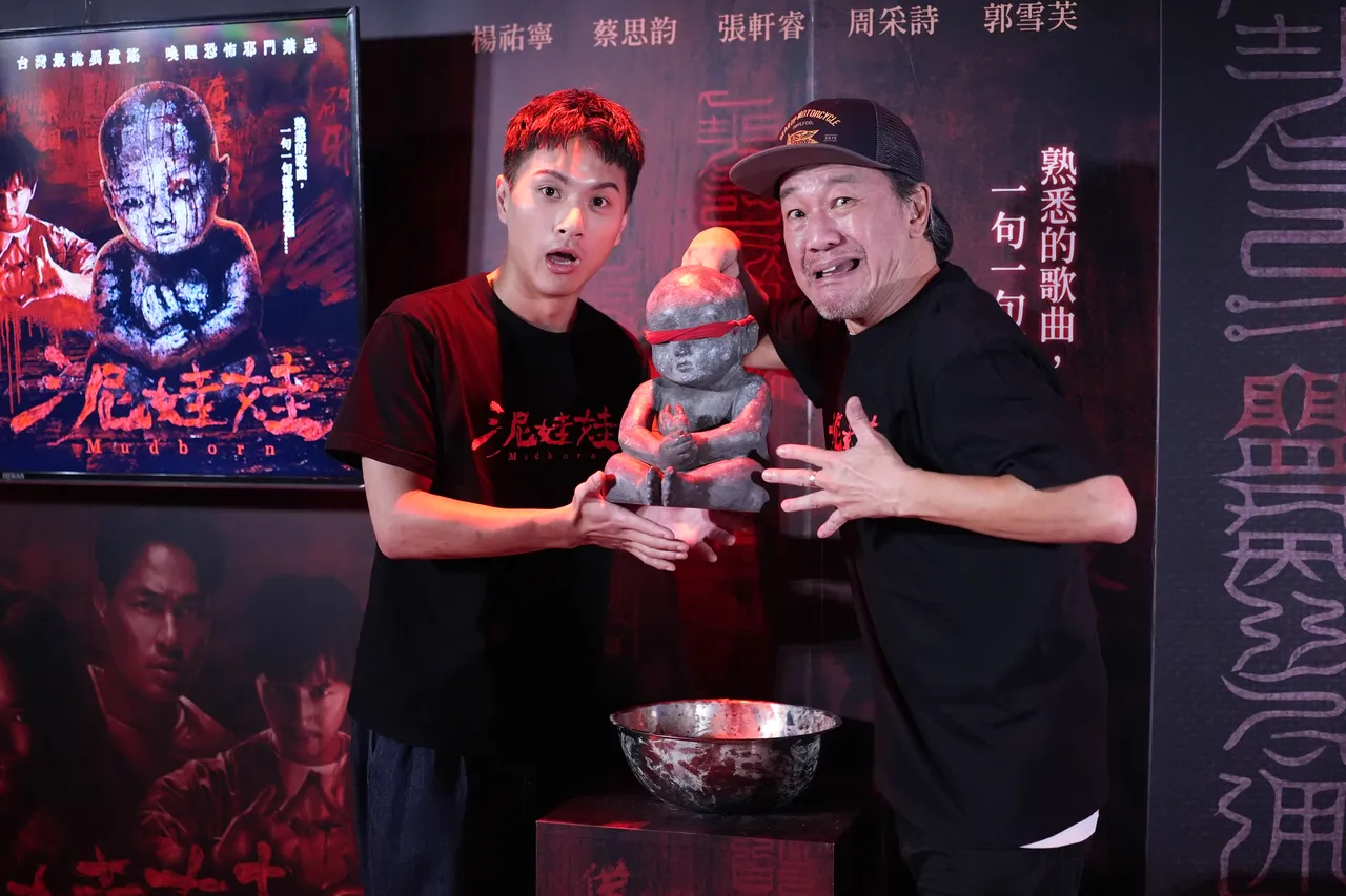 陈为民及李冠毅出席《泥娃娃》主题场景揭幕仪式。彭欣伟摄