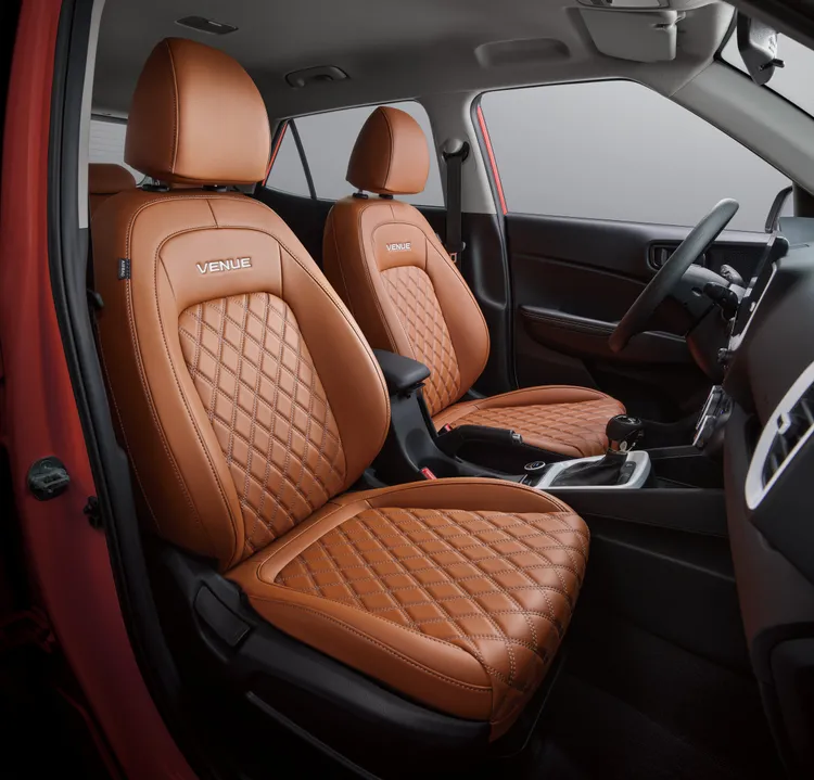 車室換上皮革棕座椅，菱格紋縫線與黑色內裝主調帶出精品感氛圍。業者提供