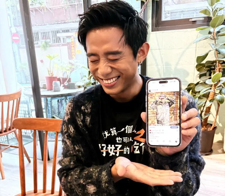 初孟軒秀出當兵照。王思穎攝