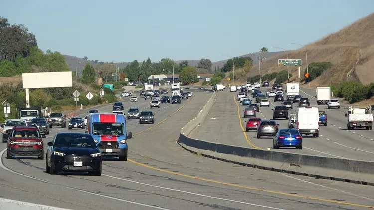 加州政府與保育團體聯手，在高速公路上蓋生態天橋，希望幫助瀕臨絕種的美洲獅擴大棲息地。圖為10線道的101號高速公路（101號美國國道），阻隔了南北兩側的生態環境。 中央社