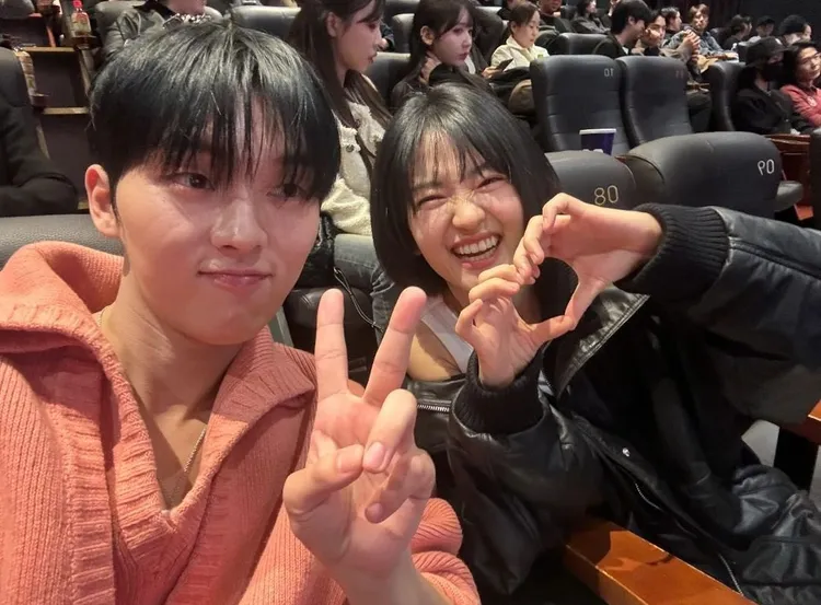 崔顯旭（左）外傳是金泰梨綜藝節目的固定班底，粉絲擔心金泰梨遭波及。翻攝崔顯旭IG