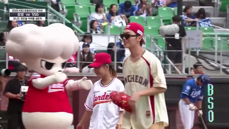 崔顯旭（右）事後並沒有關心小球迷，也沒有致歉。翻攝X