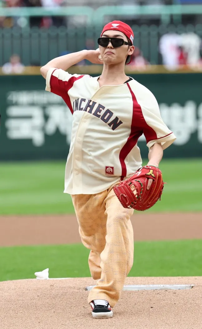 崔顯旭戴著墨鏡開球也遭批不尊重。翻攝韓聯社