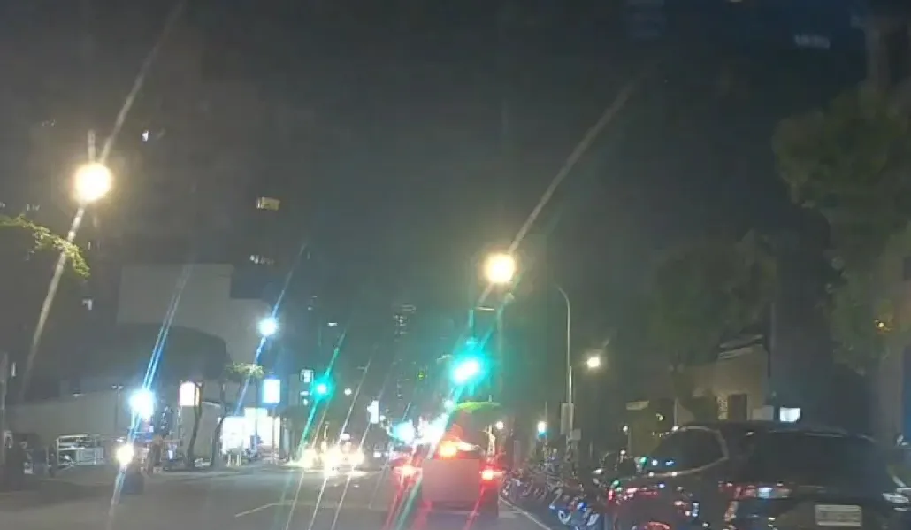 该车违规并排遭警方取缔。警方提供