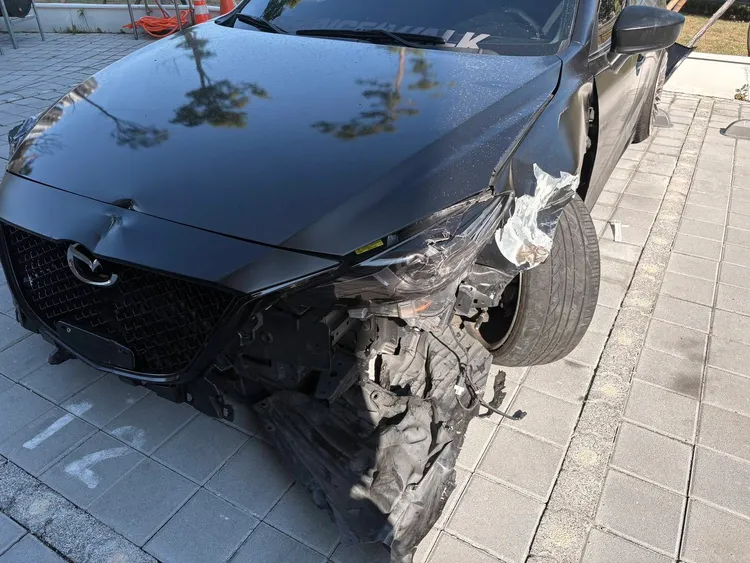 馬自達衝撞民宅後車頭毀損。警方提供