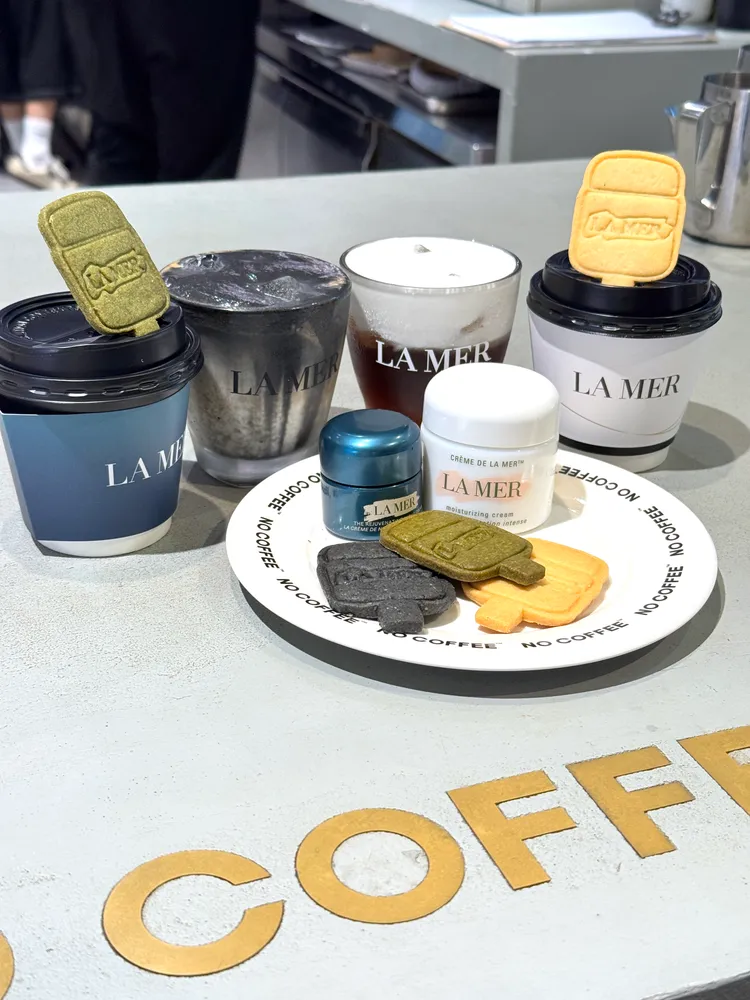 以海洋拉娜「經典乳霜」和「全新醇萃活膚晚霜」為靈感，打造的2款限定咖啡。張家玲攝