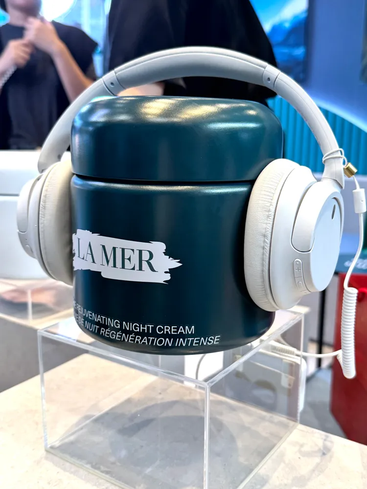 店內以「Listening Café」概念打造，將LA MER四款經典乳霜的質地與能量轉譯成聲音語言。張家玲攝