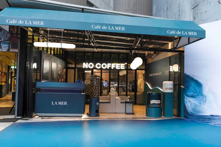 LA MER 首度與日本潮流咖啡NO COFFEE攜手，打造為期14天期間限定的快閃店 「Café de LA MER」。品牌提供