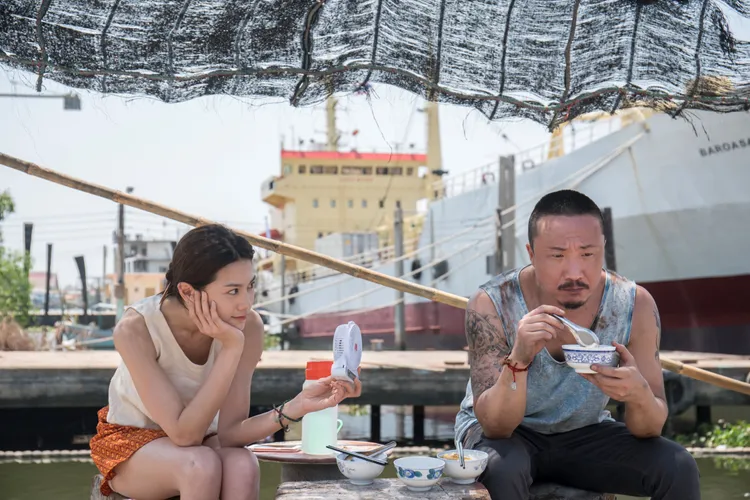 周秀娜（左）和鄭中基到泰國拍片。華映提供