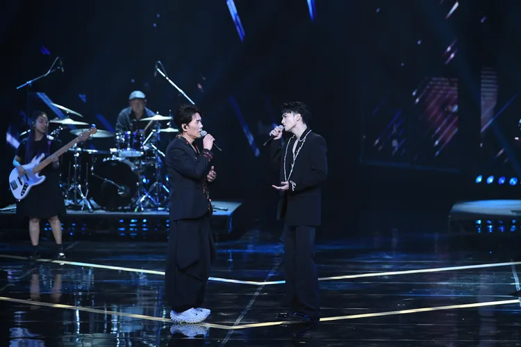 黃偉晉（右）與家人偶像羅時豐合唱，別具意義。三立電視提供