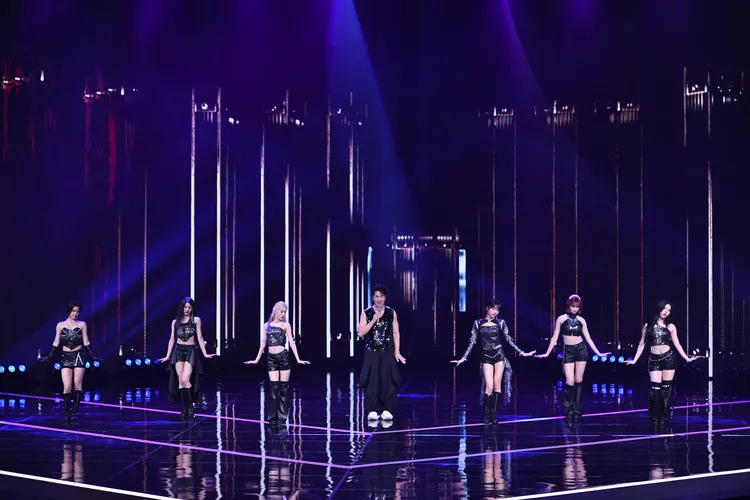 羅時豐學幻藍小熊跳女團舞，驚豔全場。三立電視提供