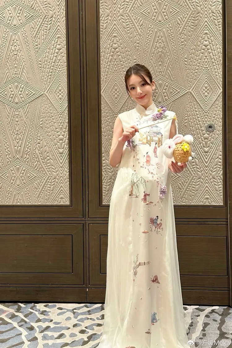 即將卸貨的方媛穿著中式裙裝氣質優雅。翻攝方媛微博