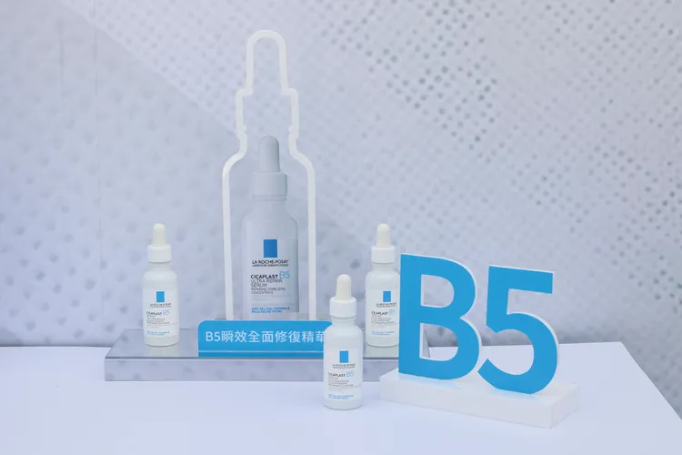 2022年推出B5繃帶精華，滿足更全面的臉部修復需求。品牌提供