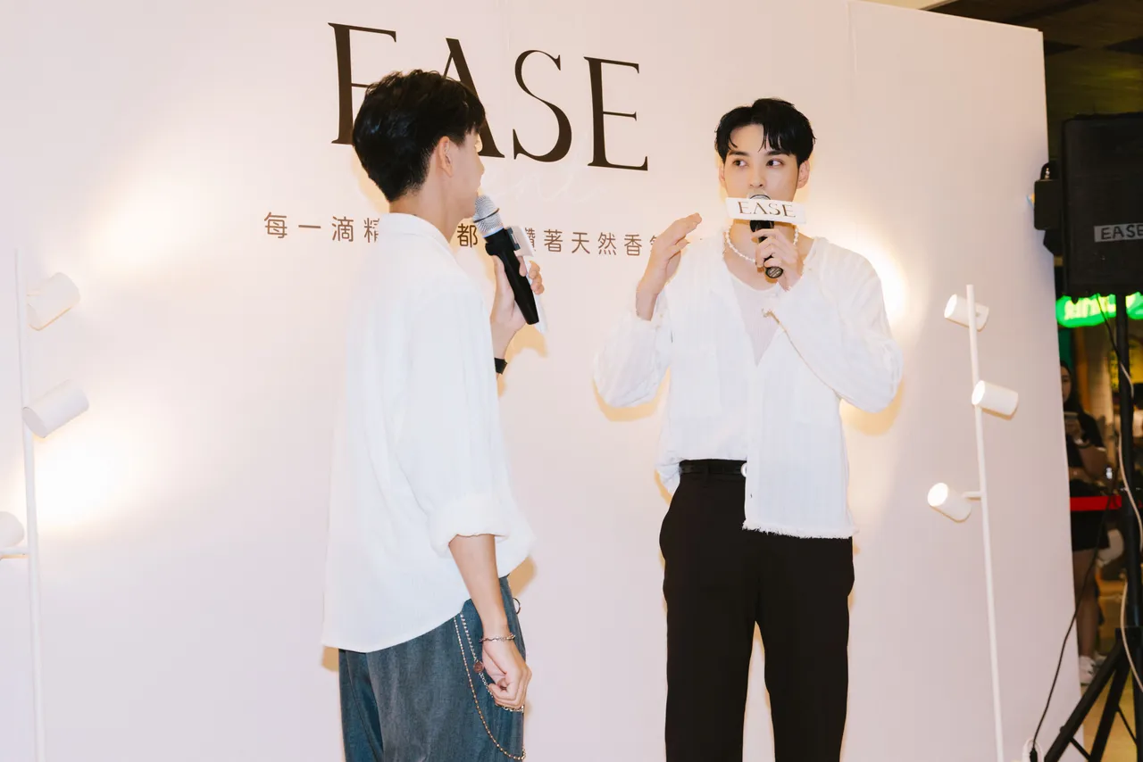伟晋担任EASE香氛一日店长,自爆喜新厌旧 (左起主持人詹仕伟、一日店长伟晋)。Ease香氛提供