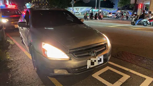 車牌註銷還上路!台中鬧區道路拒檢狂逃撞5車 駕駛乘客都跑了