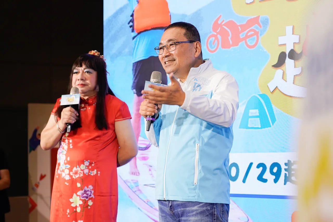 市长侯友宜(右)新北打造全银发实境秀,特邀「董月花」主持,带著艺人朋友与新北长辈上山下海,极限挑战。新北市政府社会局提供