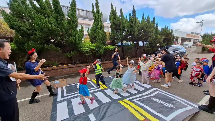 万圣节萌童出没大园警分局 警员给糖宣导交通安全