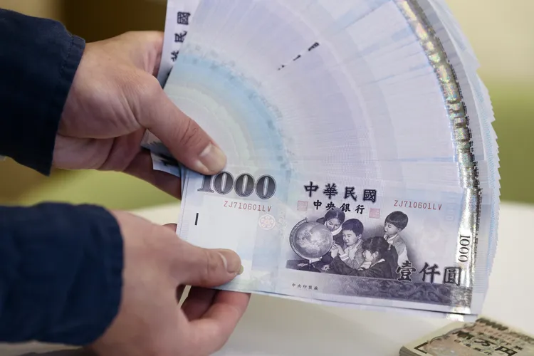 1000元新台币纸钞 千元大钞 现金 奖金 补助 薪水 薪资 外汇 汇率 年终。彭欣伟摄