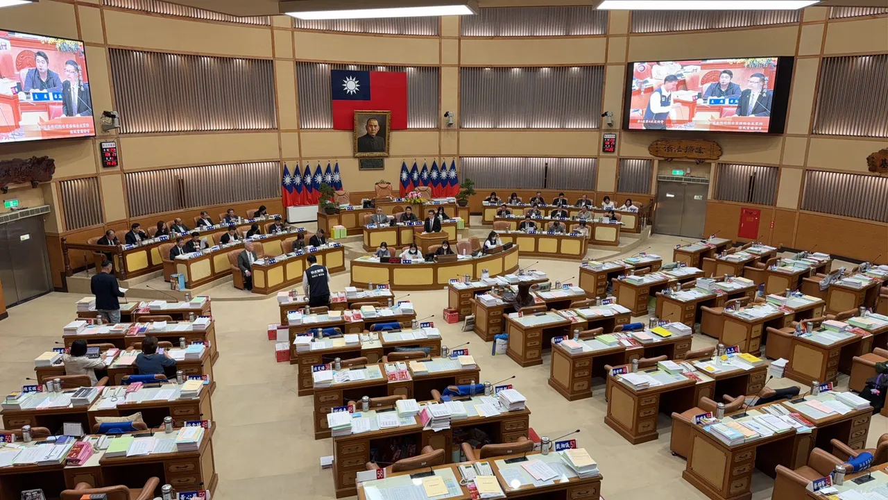 板桥区议员林国春今天下午在新北市议会向教育局长张明文质询该校霸凌处理后续。曾佳俊摄