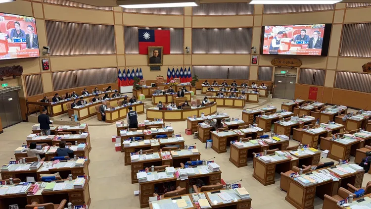 板橋區議員林國春今天下午在新北市議會向教育局長張明文質詢該校霸凌處理後續。曾佳俊攝