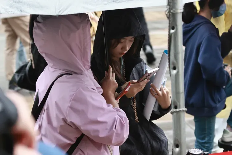 本周持续受东北季风主宰,预估本周后期冷空气再增强,北部及东北部气温恐降至20°C以下。资料照片