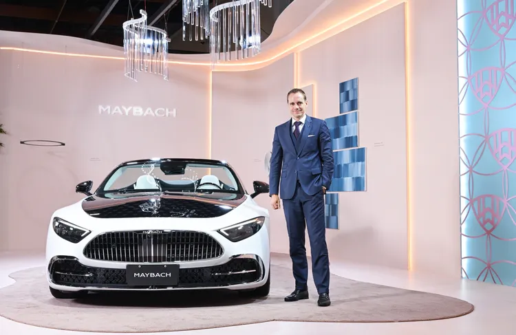 台灣賓士總裁暨執行長賴恩凱 (Mark Raine) 先生與 Mercedes-Maybach SL 680 Monogram Series。業者提供