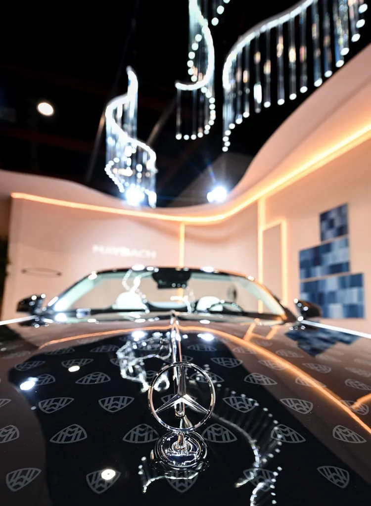 引擎蓋塗裝結合高科技與手工藝的創作，宛若一幅可隨光呼吸的畫布。業者提供