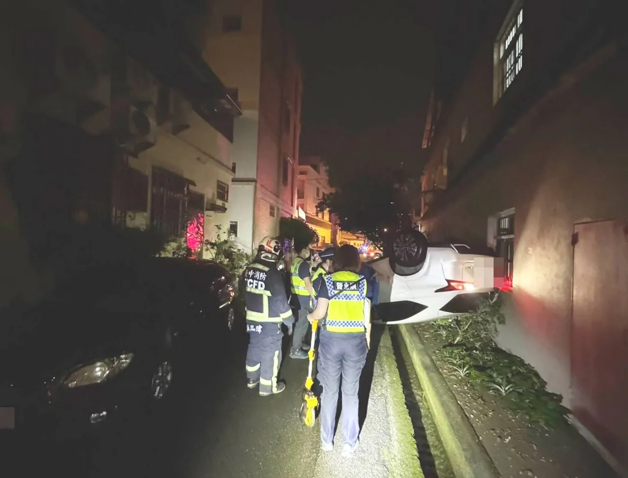 许男酒驾自撞翻覆在小巷内。民众提供