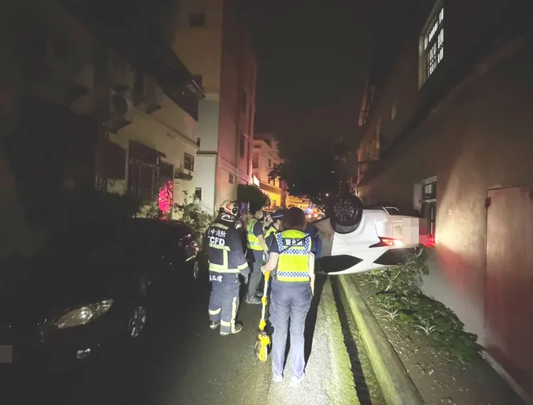 許男酒駕自撞翻覆在小巷內。民眾提供