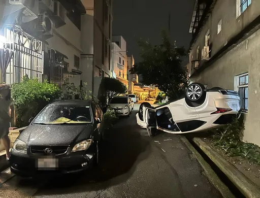 車禍奇觀!男子狹巷自撞90度側翻 果然又是酒駕惹的禍