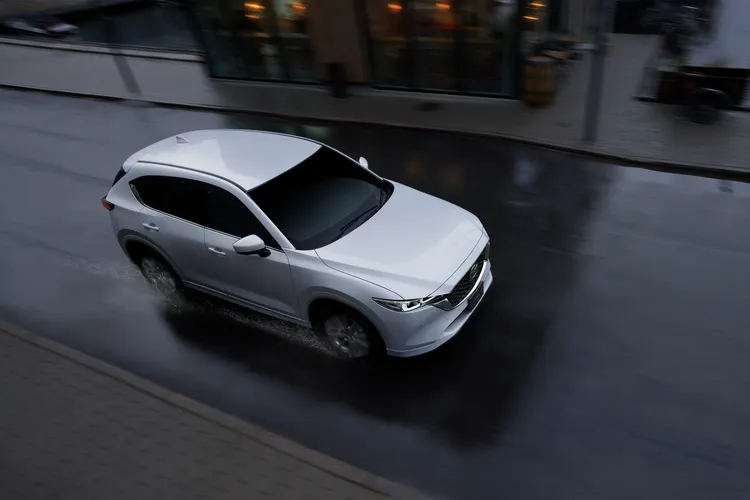 CX-5如今最低以不到百萬的價格入主，還附帶7年原廠保固與零利率方案，預計將成為家庭與換車族群的熱門選項。原廠照片