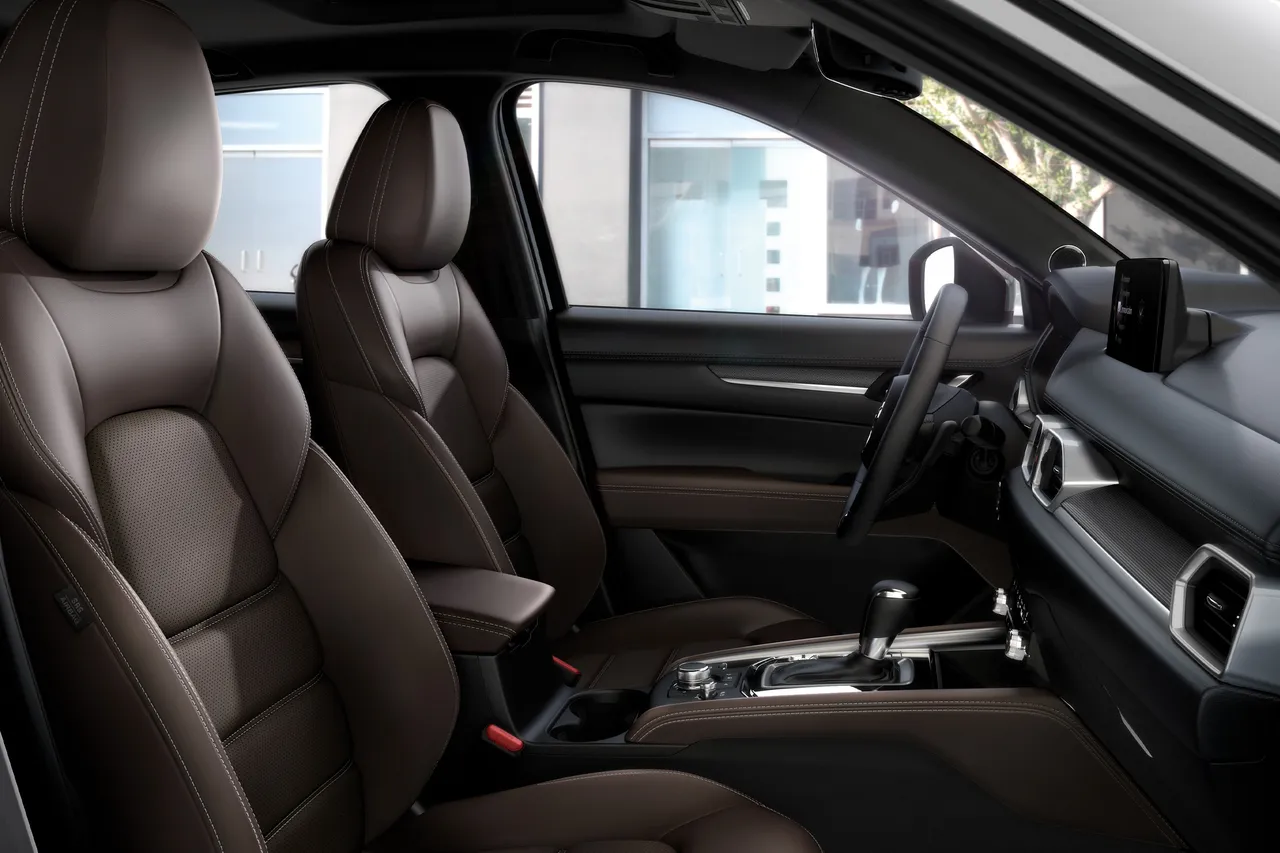 MAZDA CX-5标配的真皮座椅不仅展现细致触感,双前座更具备导流式通风功能,能在夏季长途驾驶时带来清爽体验。原厂照片