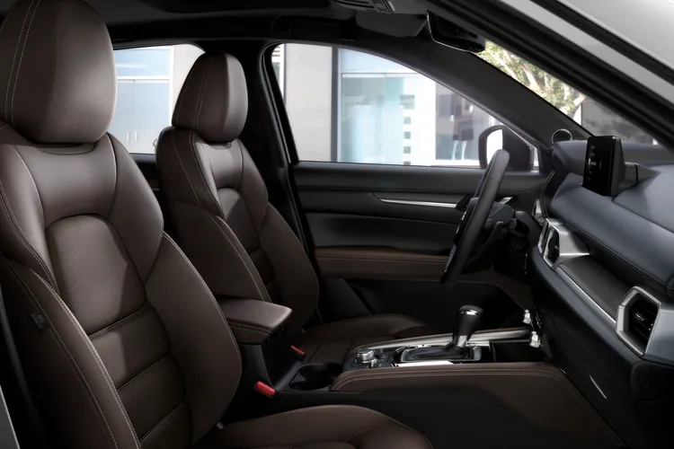 MAZDA CX-5標配的真皮座椅不僅展現細緻觸感，雙前座更具備導流式通風功能，能在夏季長途駕駛時帶來清爽體驗。原廠照片