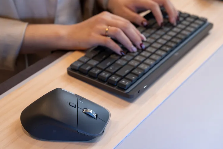 MX Master 4專為極致工作效率而生，搭載全新高效能晶片，連線穩定性提升兩倍。羅技提供