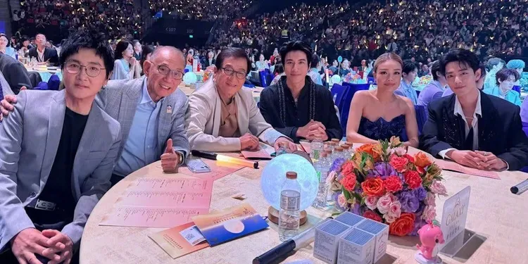 經紀人霍汶希po出容祖兒同桌大合影。翻攝霍汶希微博