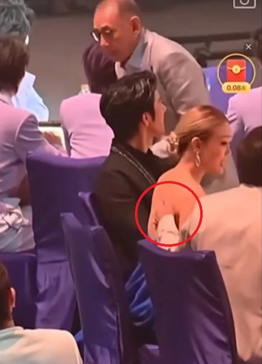 成龍手在容祖兒裸背遊移。翻攝影片