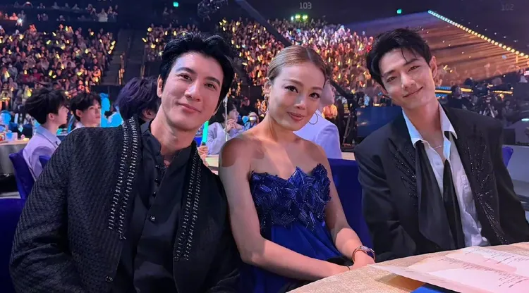 容祖兒po出與同桌的王力宏、肖戰合影。翻攝容祖兒微博