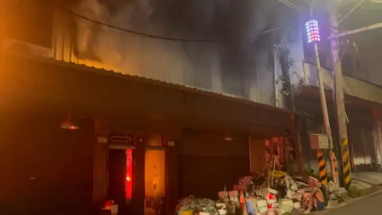 火勢悶燒。桃園市消防局提供