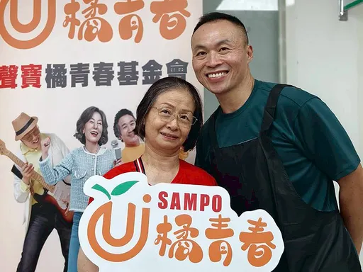 长辈笑开怀:换发型狂自拍!橘青春×文山健康中心合办义剪 咖啡香中找回爱与笑容