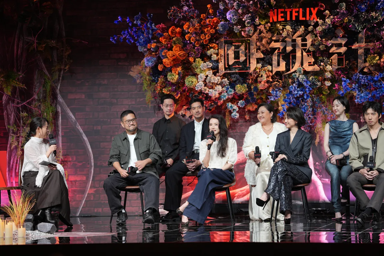 曾宝仪(左)主持记者会,和主演群、导演畅谈。彭欣伟摄