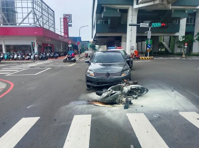 女騎士被撞飛後，機車還起火。民眾提供
